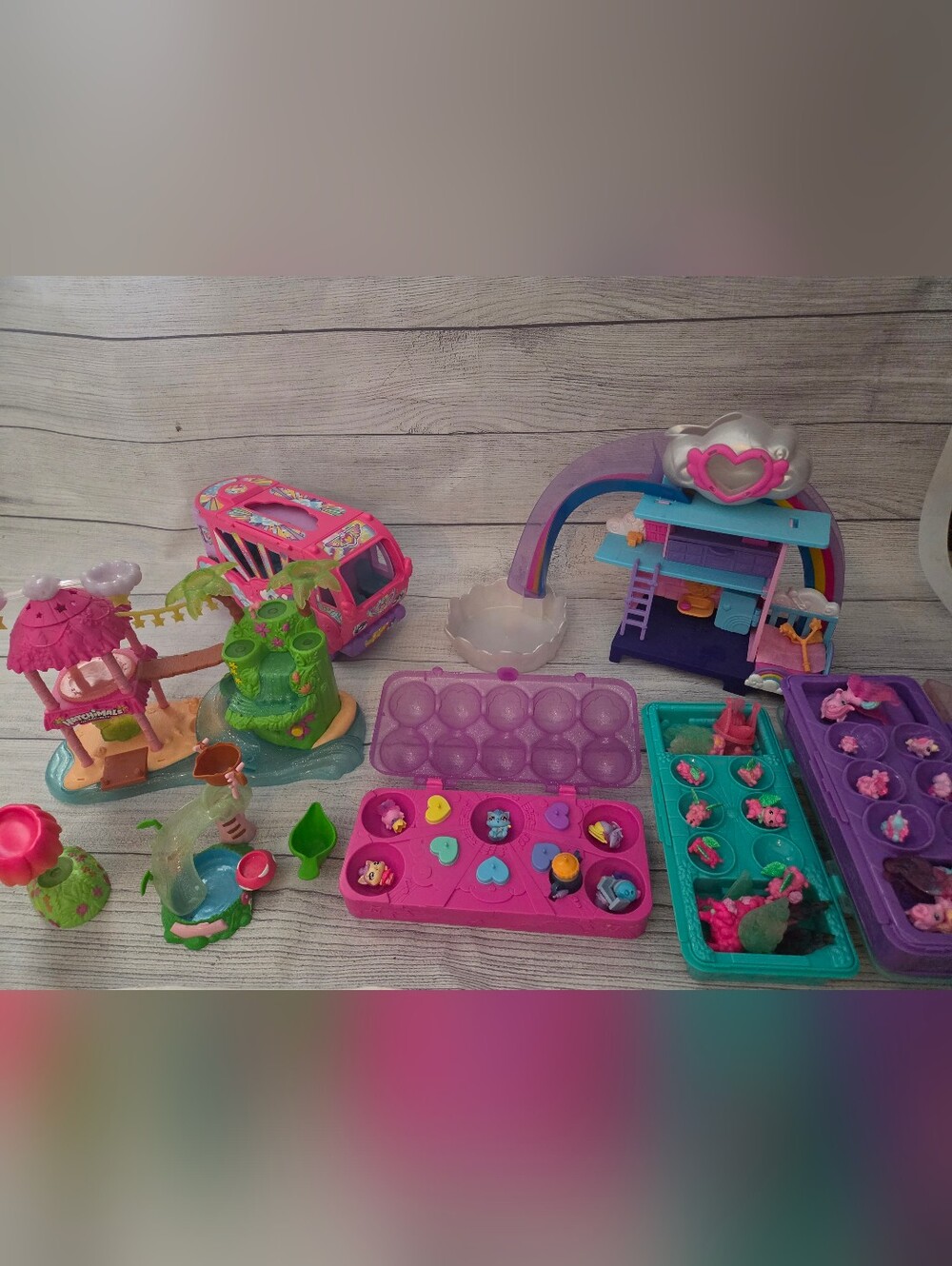 Hatchimals Nursery Playset, Treehouse and Cases with Figures LOT